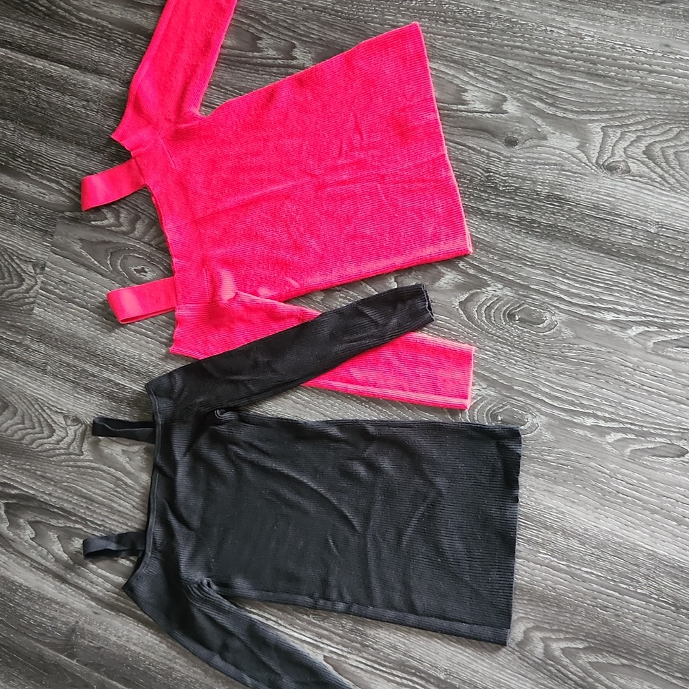 Bundle of 2 Cold-Shoulder Express Sweaters Black And Red XS